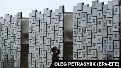 Меморіал із іменами понад пів тисячі убитих російськими окупантами жителів Бучі, встановлений на місці братської могили жертв біля храму Андрія Первозванного. Буча, Україна.