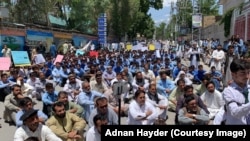 د پاړه چینار د مظاهرې ګډونوال د پریس کلب مخې ته په احتجاج ناست دي.