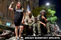 Дівчина у футболці з написом «Хуліганка» на танку найманців «Групи Вагнера». Ростов-на-Дону, Росія, 24 червня 2023 року