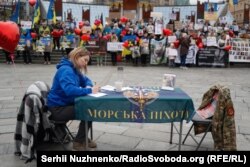 Рідні українських військоволонених і цивільних заручників на Майдані Незалежності у Києві під час акції «Два серця в полоні». Україна, 16 березня 2024 року
