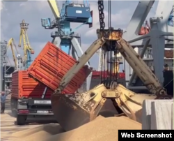 Окупанти вивозять зерно з захоплених українських територій в Росію через Маріупольський порт. Скріншот з проросійського телеграм-каналу