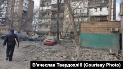 Один з маріупольських дворів в березні 2022 року