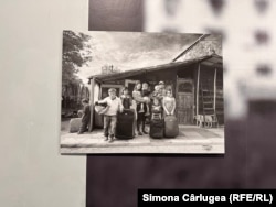 „Going to Nowhere” - Nicolae Coșniceru. Foști lucrători ai Combinatului Chimic Făgăraș și copiii lor, pregătiți de plecare.