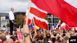 Дональд Туск виступає перед учасниками передвиборчого мітингу. Варшава, Польща. 1 жовтня 2023 року