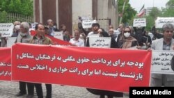 در اراک، علاوه بر معلمان، شماری از والدین دانشآموزان نیز با فرزندان خود در تجمع شرکت کردند