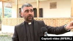 Preotul greco-catolic Georgel Manea, în fața casei parohiale care a aparținut lui Simion Balint, luptător pașoptist și „locotenent” al lui Avram Iancu. Imobilul a fost restaurat recent și va fi transformat în centru de cazare și activități pentru tineri.