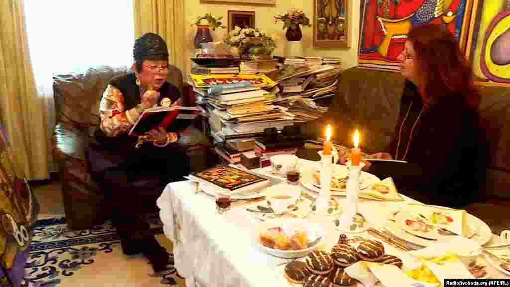 Журналістка Наталія Чурікова (Марія Щур) під час інтерв’ю з колишньою багаторічною співробітницею Радіо Свобода, художницею та поетесою Еммою Андієвською (ліворуч). Мюнхен, 2018 рік