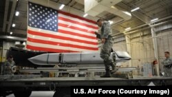 Загрузка ракет JASSM на базе ВВС США. Архивное фото