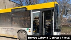 Розбитий муніципальний транспорт в Маріуполі, березень 2022 року