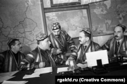 Заигрывание с национальной культурой касалось не только Украины. Советские руководители (слева направо) Влас Чубарь, Клим Ворошилов, Иосиф Сталин, Вячеслав Молотов и Яков Яковлев в таджикской национальной одежде во время приема делегации колхозников Таджикистана, 1935 год