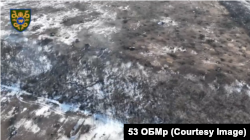 Ще один приклад того, як виглядає фронт в полях під Донецьком (околиці Опитного). В полі зору це може здаватися великим простором, проте насправді поблизу вже починається урбанізована місцевість