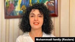 انجمن قلم آمریکا میگوید نرگس محمدی بیش از یک دهه از مصائبی چون «بازداشت»، «اتهامات دروغین»، «بیتوجهی پزشکی و رفتارهای توهینآمیز در زندان» رنج برده است