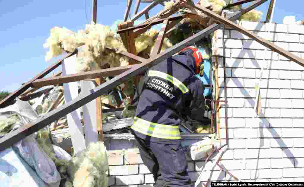Понівечені будинки в дачному кооперативі на Дніпропетровщині після російської атаки 26 серпня 2024 року. В одному з дачних будинків під завалами рятувальники знайшли чоловіка, якого вдалось врятувати
