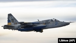 Штурмовий літак Су-25 Повітряних сил ЗСУ в небі над Донеччиною, 4 травня 2023 року