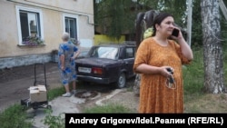 Диляра Гайсина во дворе аварийного дома, откуда она переехала в новое жильё. Тоже, как оказалось, с "неудовлетворительными условиями".