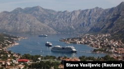 Kruzeri koji prevoze hiljade posjetilaca dnevno pristaju u luku u Kotoru, Crna Gora, 7. avgusta 2024.