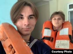 Богдан Пилипенко разом зі своїм другом Сашком. Фото з особистого архіву родини