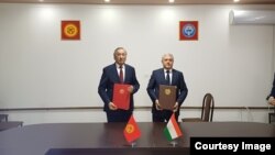 Ботканд, 17-ми ноябр: Назирбек Борубоев, намояндаи девони вазирони Қирғизистон дар мавриди таъйину нишонагузории марз ва Ориф Хоҷазода, раиси Кумитаи замин ва геодезии Тоҷикистон дар зери протоколи поёни ҷаласа имзо гузоштанд