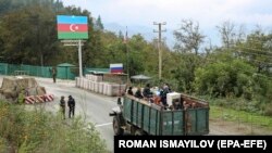 Вірменські біженці з Карабаху проїздять російський блок-пост в Лачинському коридорі, який з’єднує Нагірний Карабах з Вірменією (архівне фото 26 вересня 2023 року)