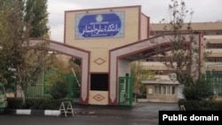 رئیس دانشکده علوم دانشگاه تهران علناً دانشجویان را «فاحشه» و دانشکده علوم اجتماعی را «فاحشهخانه» خوانده بود