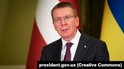 «На мою думку, немає жодної прагматичної раціональної причини не дозволяти Україні застосовувати надану зброю проти Росії»