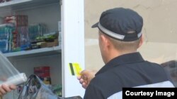 Маҳбусе тоҷике дар фурӯшгоҳи зиндон харид мекунад