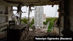 نمایی از اصابت قطعات لاشه پهپادهای ساخت ایران به یک ساختمان مسکونی در کییف در روز دوشنبه