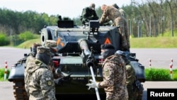 Навчання з технічного обслуговування танків Leopard 1A5 для українських солдатів на базі Бундесверу німецької армії, що є частиною Місії військової допомоги ЄС на підтримку України (EUMAM Ukraine). Німеччина, 5 травня 2023 року.