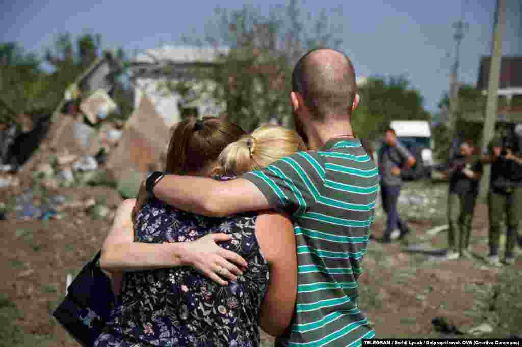 Люди втішають одне одного після російського масованого обстрілу України 26 серпня у Дніпропетровській області. У Дніпровському районі сталося влучання по дачному кооперативу. Зруйновано 2 дачні будинки і ще 4 пошкоджено   