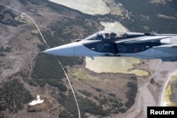 Истребитель JAS 39 Gripen E ВВС Швеции пролетает над островом Готланд в Балтийском море во время патрулирования акватории