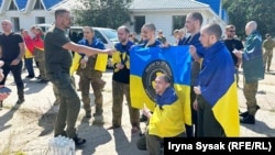 Сарбозони баргаштаи украинӣ акс мегиранд. 24 август