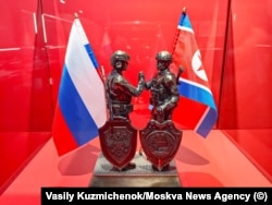 O statuetă reprezentând soldați ruși și nord-coreeni.