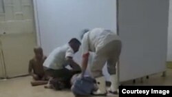 صحنهای از ویدئوی رفتار خشن با معلولان در مرکز توانبخشی «احسان» اهواز