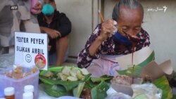 اندونیزیا کې د یوې بوډۍ د لاس ځانګړو خواړو ته خلک په قطار کې ناست وي اندونیزیا کې د یوې بوډۍ د لاس ځانګړو خواړو ته خلک په قطار کې ناست وي