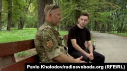 Саід Ісмагілов, колишній муфтій Духовного управління мусульман України «Умма», військовослужбовець ЗСУ, парамедик і журналіст Радіо Свобода Тарас Левченко. Під час запису інтерв'ю. Серпень 2022 року