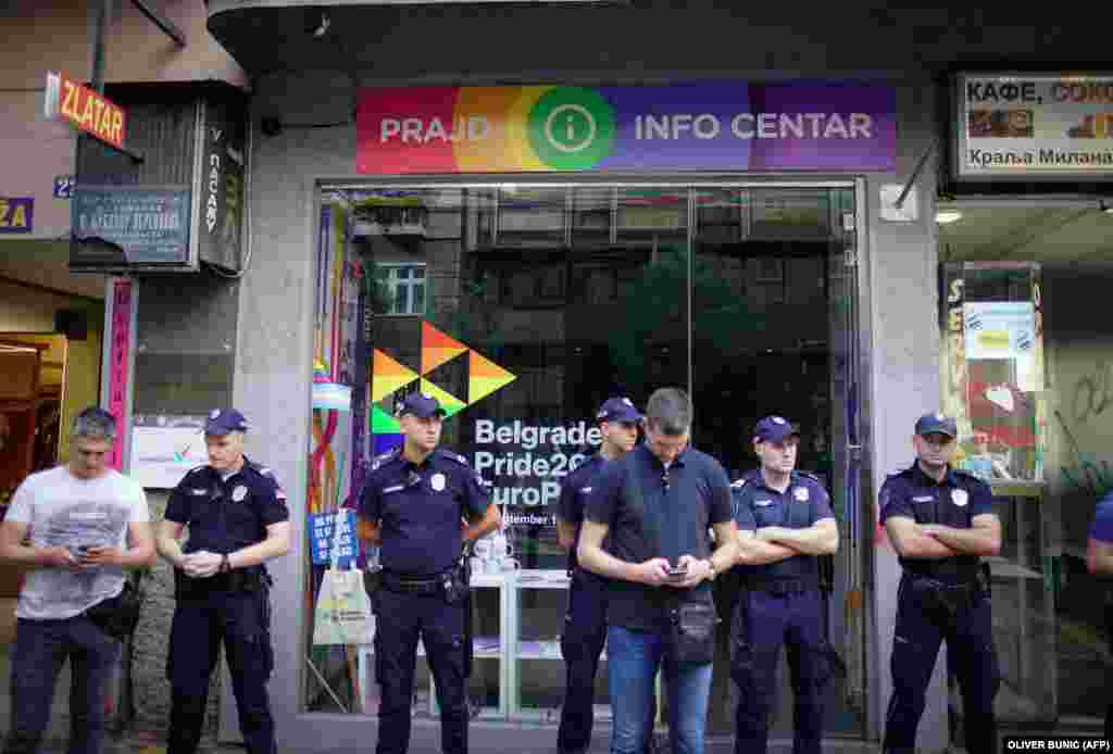 Poliția asigură securitatea unui centru de informare LGBT în timpul marșului de protest din Belgrad, la 28 august. Din 1992, un oraș european diferit a găzduit evenimentul EuroPride.