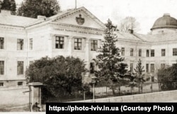 До 1939 року у цьому приміщенні була бібліотека Оссолінських, а сьогодні це Національна бібліотека імені Василя Стефаника