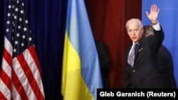 США наразі єдина країна, про яку в Росії однозначно заявили, що внесуть до переліку «недружніх». Чи потрапить туди Україна, наразі в МЗС Росії не уточнюють. На фото: тодішній віцепрезидент США Джо Байден під час візиту до України. Київ, 22 липня 2009 року
