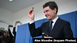 Nicusor Dan na biračkom mestu prilikom glasanja za predsednika Rumunije, u drugom izbornom krugu 18. maja 2025.
