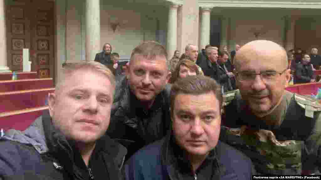 На фото – члени депутатської групи «Партія «За майбутнє». Окрім того, народні депутати Верховної Ради України проголосували за зміни до оподаткування і подання фінансових звітів під час воєнного стану та дозволили цивільним особам брати участь у захисті України.  