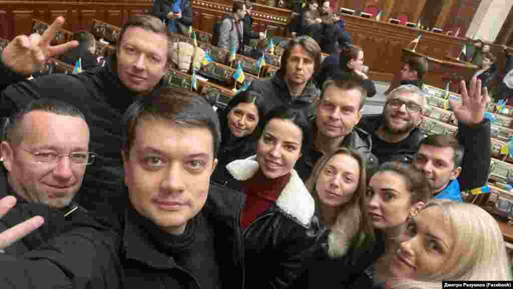 На фото – представники міжфракційного об'єднання «Розумна політика» разом з очільником  ексспікером Верховної Ради Дмитром Разумковим. Засідання Верховної Ради розпочали з виконання державного гімну.  Дехто з депутатів написав про те, що сьогодні він для них «лунав по-особливому».