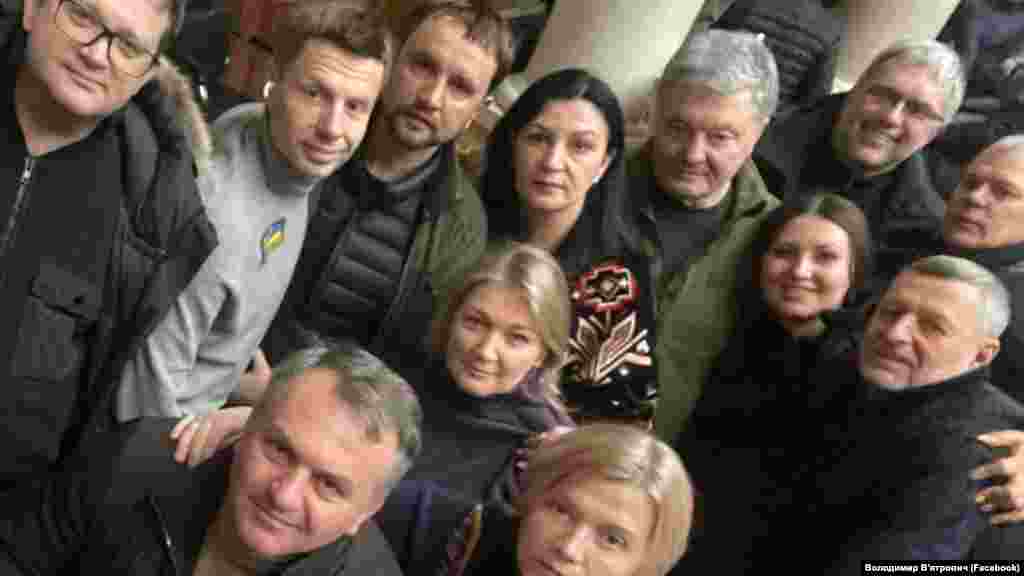 На фото – члени фракції «Європейська солідарність» зі своїм очільником – п'ятим президентом України Петром Порошенком.  «Цей день – один з кращих в історії цього скликання Верховної Ради. Сильно, швидко, монолітно на зміцнення обороноздатності України», – зазначив член «Європейської солідарності» Володимир В'ятрович.  