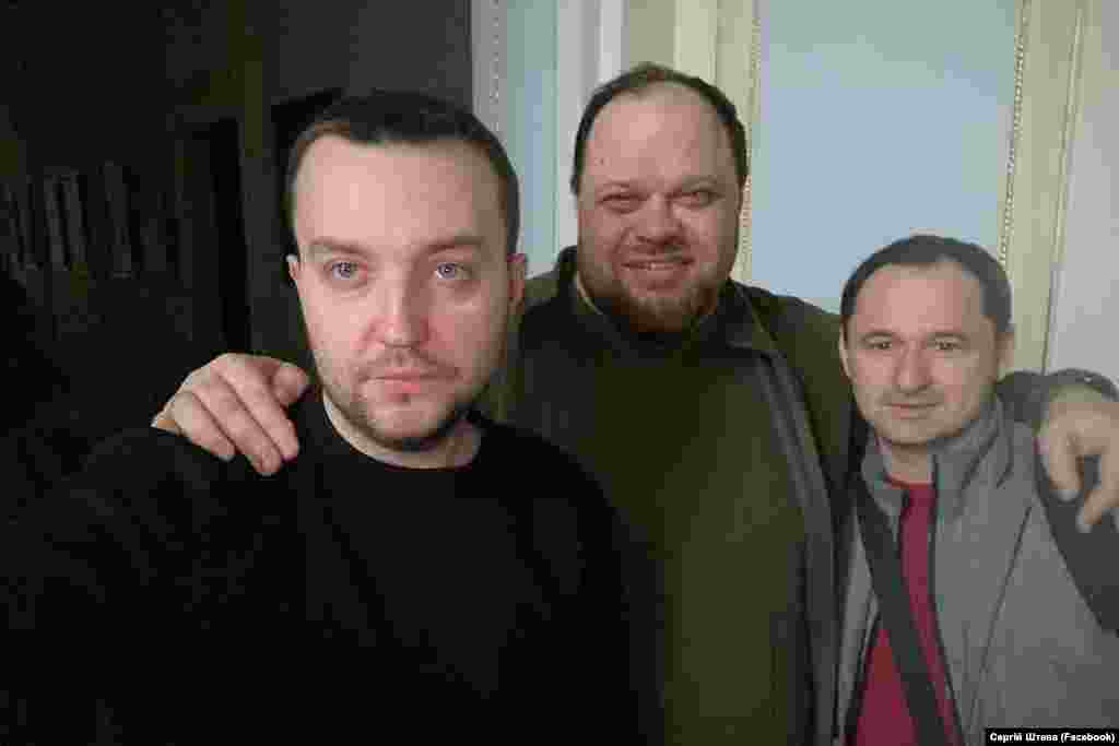 На фото – «слуги народу» Сергій Штепа (ліворуч) та Максим Дирдін (праворуч), а також спікер парламенту Руслан Стефанчук. У засіданні Верховної Ради 3 березня, згідно з результатами голосувань, взяло участь 308 парламентарів. Серед них були представники абсолютно усіх депутатських фракцій та груп.  Головував цього дня, як і завжди, голова Верховної Ради Руслан Стефанчук. 