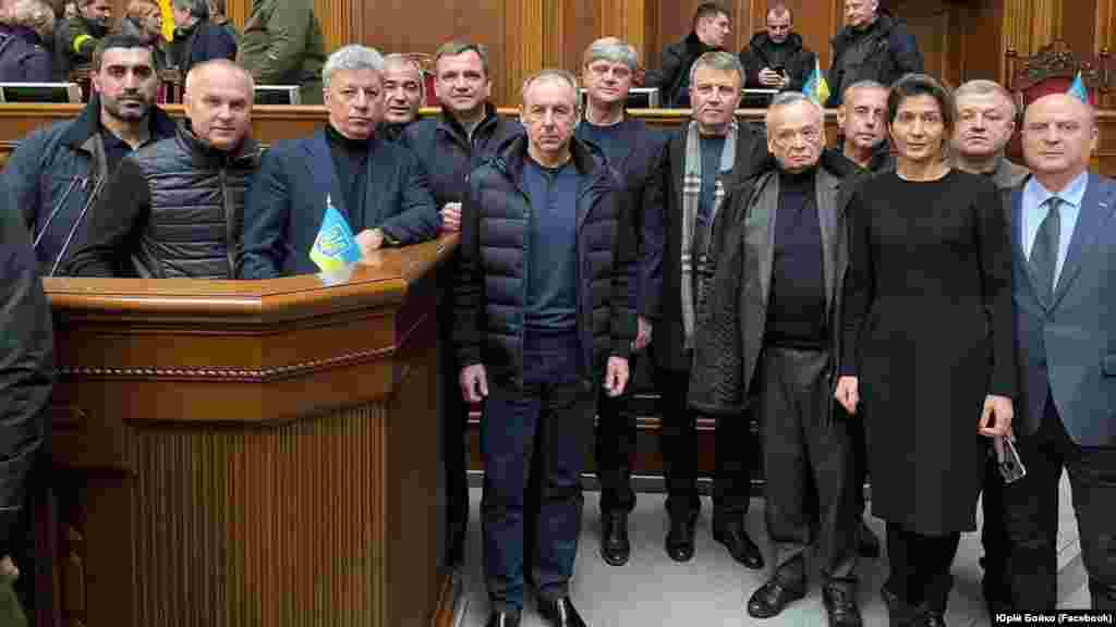 На фото – третина фракції «Опозиційна платформа – За життя» Під час закритого засідання фракція ОПЗЖ передала спікеру Руслану Стефанчуку своє звернення про виключення з її лав Іллі Киви. Раніше у ОПЗЖ пояснювали своє рішення тим, що Кива – «провокатор, який заважає мирному процесу, що має відбутися в Україні». Ківа наразі перебуває в Росії і вважає рішення про своє виключення із фракції «заангажованим».