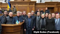 Співголова фракції «Опозиційна платформа – За життя» Вадим Рабінович заявив про добровільне призупинення роботи партії, інший співголова ОПЗЖ – Юрій Бойко, це заперечив