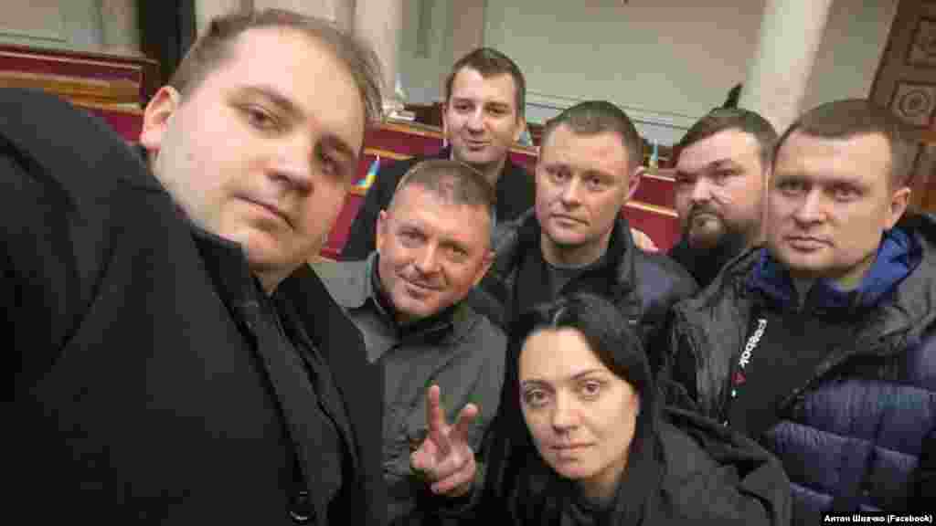 На фото – депутати, що представляють Сумщину: члени фракці «Слуга народу» та  член депутатської групи «Партія «За майбутнє» Ігор Молоток. «Ми не боїмося! Перемога буде за нами», – написав «Слуга народу» із Сум Антон Швачко. 