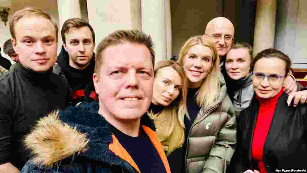 На фото – члени фракції «Голос». У кожного – свій обов'язок. І, бачить Бог, кожен зараз виконує його по максимуму. Наш обов'язок – щоб країна, армія, уряд мали все необхідне. Щоб ворог знав: ми його не боїмося. Щоб колаборанти і мародери могли отримати по заслугам. Щоб російська власність в нашій країні тепер пішла на потреби армії», – наголосили у фракції «Голос»