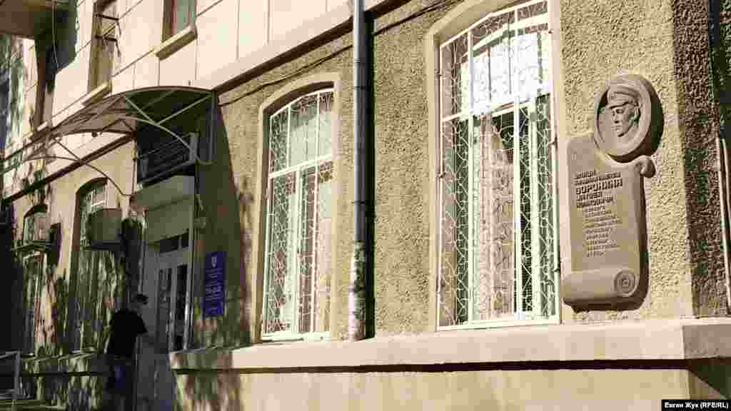 Вулиця Матвія Вороніна починається від третьої міськлікарні імені Даші Севастопольської. На кутовому будинку №2 – меморіальна дошка Матвію Івановичу Вороніну, першому секретареві Корабельного райкому ВКП (б). Відомо, що загинув він у липні 1942 року на мисі Херсонес. Це були останні дні другої оборони міста, коли на мисі скупчилися десятки тисяч червоноармійців у очікуванні евакуації. Але, як відомо, евакуювалося тільки високе начальство на чолі з командувачем флоту адміралом Октябрським