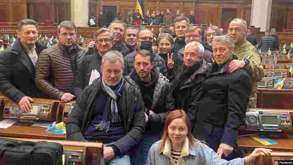 На фото – члени фракції «Батьківщина» українського парламенту.  За словами депутатів, з міркувань безпеки точні дата та час засідання тримались у секреті. «Чесно, ми самі не думали, що буде стільки депутатів. Мріяли про 245-250, Приїхали майже всі, хто міг... Усі працюють, усі тримають оборону, де можуть», – написала членкиня фракції «Батьківщина» Альона Шкрум. 