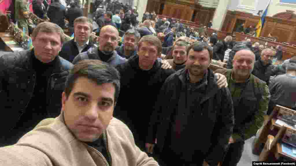 На фото – представники депутатської групи Довіра».  «Серед документів, які були ухвалені парламентарями під час закритого засідання, зокрема, законопроєкти про відповідальність за колабораційну діяльність; про націоналізацію російських активів в Україні; про посилення покарання за мародерство, виправдання дій агресора і антиукраїнську пропаганду.